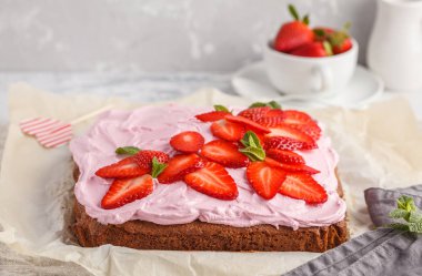 Pembe sır ile kahvaltıda yoğurt kek 