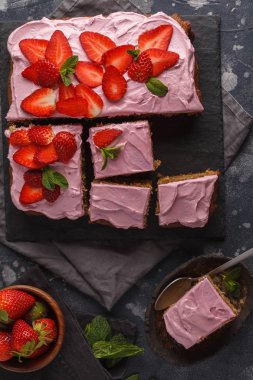 Kahvaltıda yoğurt kek 