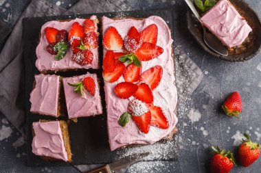Pembe sır ve taze meyve ile kahvaltıda yoğurt kek