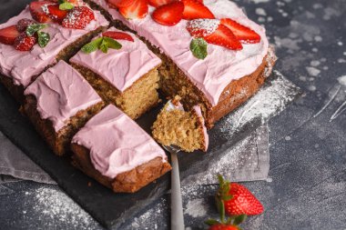 Pembe sır ile kahvaltıda yoğurt kek 