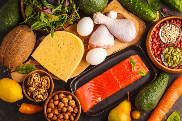 Keto (ketogenic) diyet kavramı. Dengeli düşük karbonhidratlı gıda arka plan