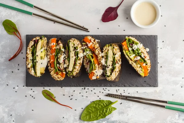 Veganes Sushi-Sandwich Zwiebeln mit Tofu und Gemüse. — Stockfoto