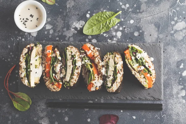 Veganes Sushi-Sandwich Zwiebeln mit Tofu und Gemüse. — Stockfoto