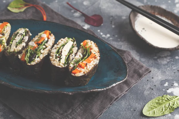 Vegan sushi sandwich onigirazu met tofu en groenten. — Stockfoto