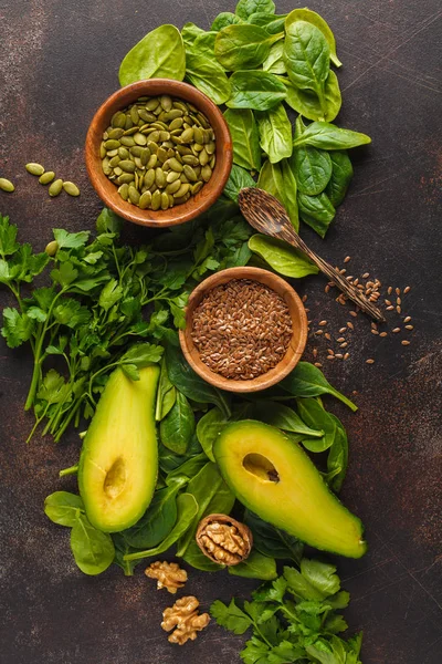 Зеленый салат. Веганские ингредиенты: шпинат, авокадо, лен — стоковое фото