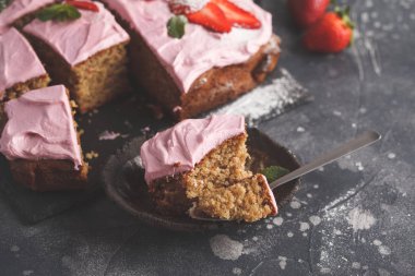 Pembe sır ile kahvaltıda yoğurt kek 