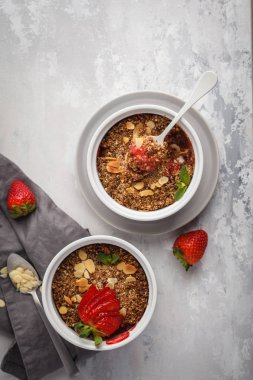 Ev yapımı kahvaltı çilek parçalamak. 