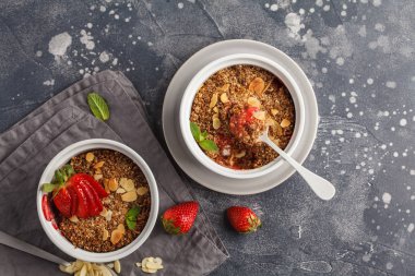 Ev yapımı kahvaltı çilek parçalamak. 