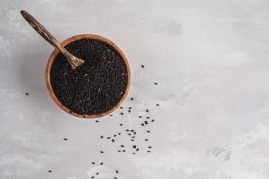 Nigella sativa veya ahşap kase beyaz arka planda siyah kimyon