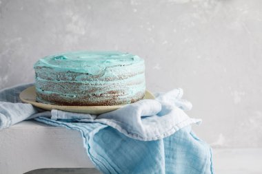 Çiçekler ve ahşap kutu nane ile mavi şık pasta. 