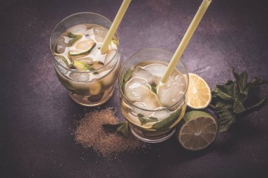 Kireç, şeker ve nane ile Brezilyalı geleneksel caipirinha. 