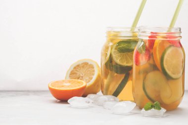 Meyve buzlu çay ve zencefil bitkisel buzlu çay nane bir cam ile