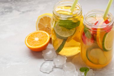 Meyve buzlu çay ve zencefil bitkisel buzlu çay nane bir cam ile