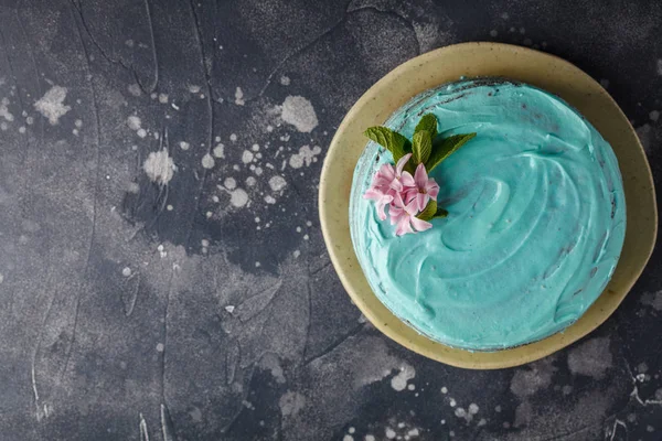 Pastel elegante azul con flores y menta. Copiar espacio — Foto de Stock