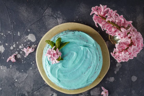 Blå elegant tårta med blommor och mynta. Kopiera utrymme — Stockfoto