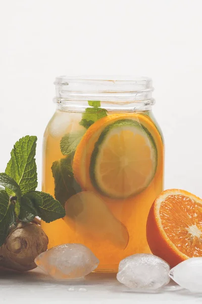 Té helado de naranja jengibre con menta en un frasco de vidrio, fondo blanco — Foto de Stock