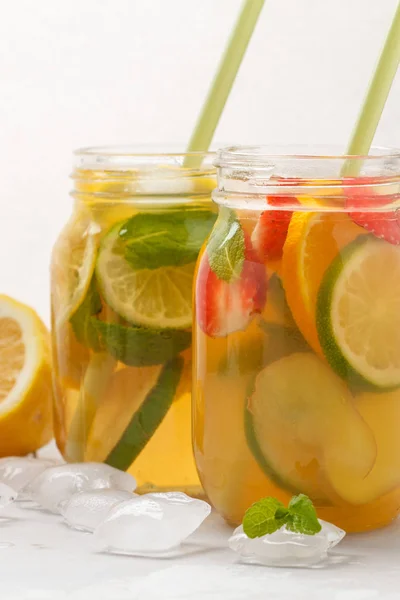 Té de hielo verde de fruta y jengibre con menta en un frasco de vidrio, blanco b — Foto de Stock