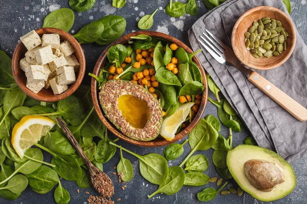 Χορτοφαγική Υγιεινή σαλάτα με tofu, ρεβίθια, αβοκάντο — Φωτογραφία Αρχείου