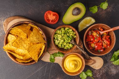 Meksika yemeği kavramı. Cips - sarı mısır totopos cips 