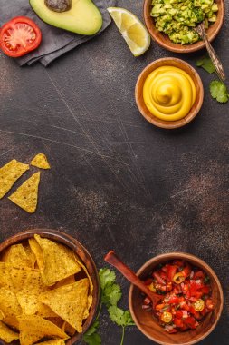 Meksika yemeği kavramı. Cips - sarı mısır totopos cips