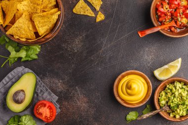 Meksika yemeği kavramı. Cips - sarı mısır totopos cips 