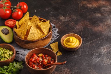 Meksika yemeği kavramı. Cips - sarı mısır totopos cips 
