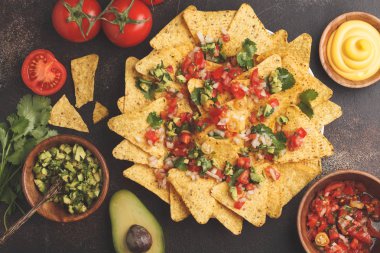 Meksika yemeği kavramı. Cips - sarı mısır totopos cips 