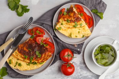 Lezzetli parlak yumurtalı omlet peynir ve sebze ile. 