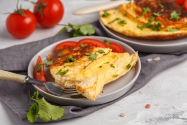 Lezzetli parlak yumurtalı omlet peynir ve sebze ile. 