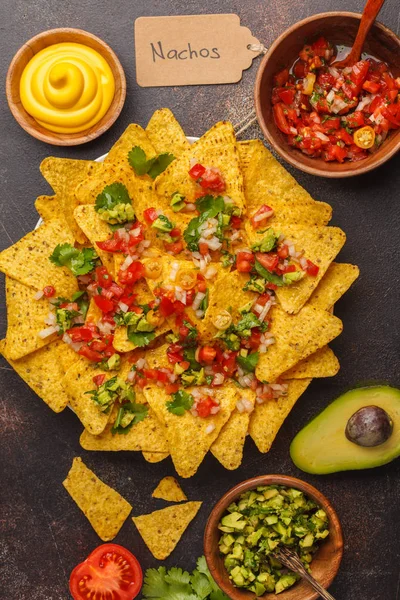 Mexikanisches Ernährungskonzept. nachos - gelbe Mais-Totopos-Chips — Stockfoto