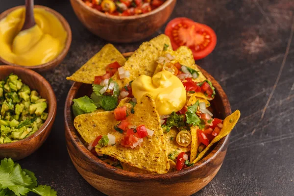 Concepto de comida mexicana. Nachos - chips totopos de maíz amarillo — Foto de Stock