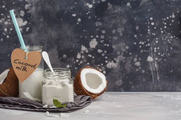 Yogur de coco y leche de coco en un frasco de vidrio. Vegano saludable f —  Fotos de Stock