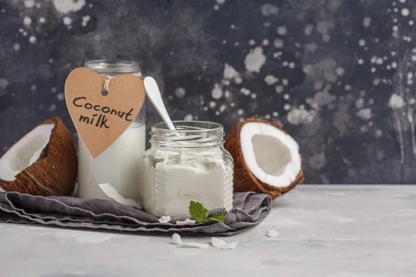 Yaourt à la noix de coco et lait de coco dans un bocal en verre. Végétalien sain fo — Photo