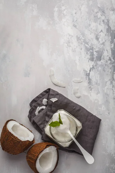 Καρύδας γιαούρτι σε ένα γυάλινο βάζο σε λευκό φόντο, αντίγραφο χώρου, — Φωτογραφία Αρχείου