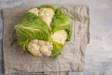 Bir peçete üzerinde hafif bir arka plan üzerinde olgunlaşmış tüm çiğ karnabahar