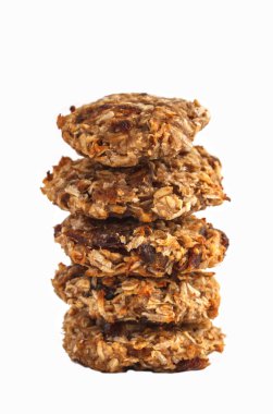 Vegan yulaf ezmeli kurabiye tarihleri ve üzerinde beyaz izole bir muz ile 