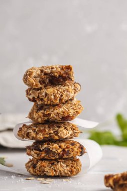 Vegan yulaf ezmeli kurabiye Tarih ve muz ile. 