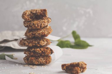 Vegan yulaf ezmeli kurabiye Tarih ve muz ile. 