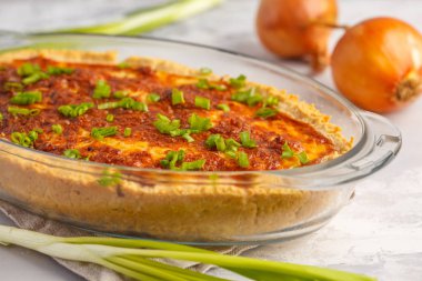 Geleneksel Fransız soğan pasta. Quiche lorraine ile soğan, peynir