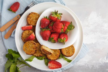 Tatlı vejetaryen tofu ile çilek, üstten görünüm börek. 