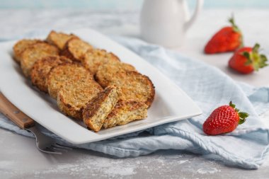 Vejetaryen kahvaltı tatlı tofu (krep) ile çilek börek.