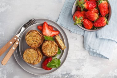 Tatlı vejetaryen tofu ile çilek, üstten görünüm börek. 