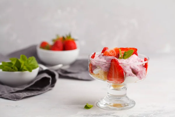 Dessert aux fraises. bagatelle à la baie anglaise, gâteau au fromage, parfait . — Photo