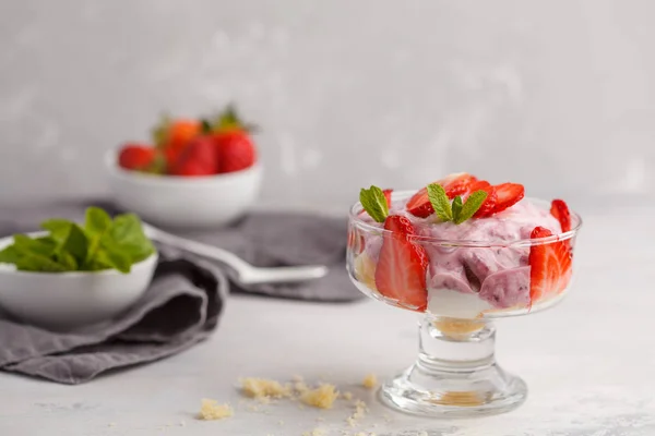 Dessert aux fraises. bagatelle à la baie anglaise, gâteau au fromage, parfait . — Photo