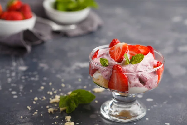 Dessert aux fraises. bagatelle à la baie anglaise, gâteau au fromage, parfait . — Photo