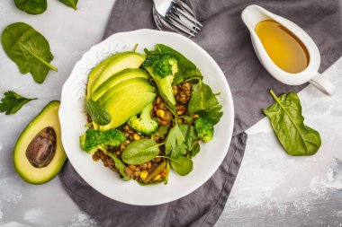 Mercimek köri brokoli ve beyaz arka plan üzerinde Avokado salatası