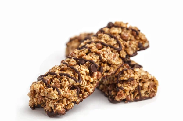 Cioccolato barrette di granola isolato su sfondo bianco . — Foto Stock