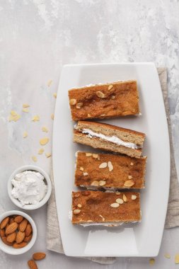 Vegan kek Hindistan cevizi kreması ve badem. Açık renkli