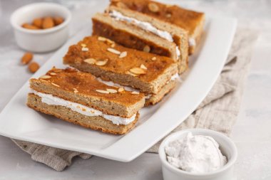 Vegan kek Hindistan cevizi kreması ve badem. Açık renkli