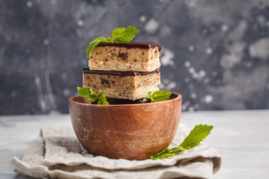 Çiğ vegan kek çikolata, bir yığın woode dilimlenmiş adet ile